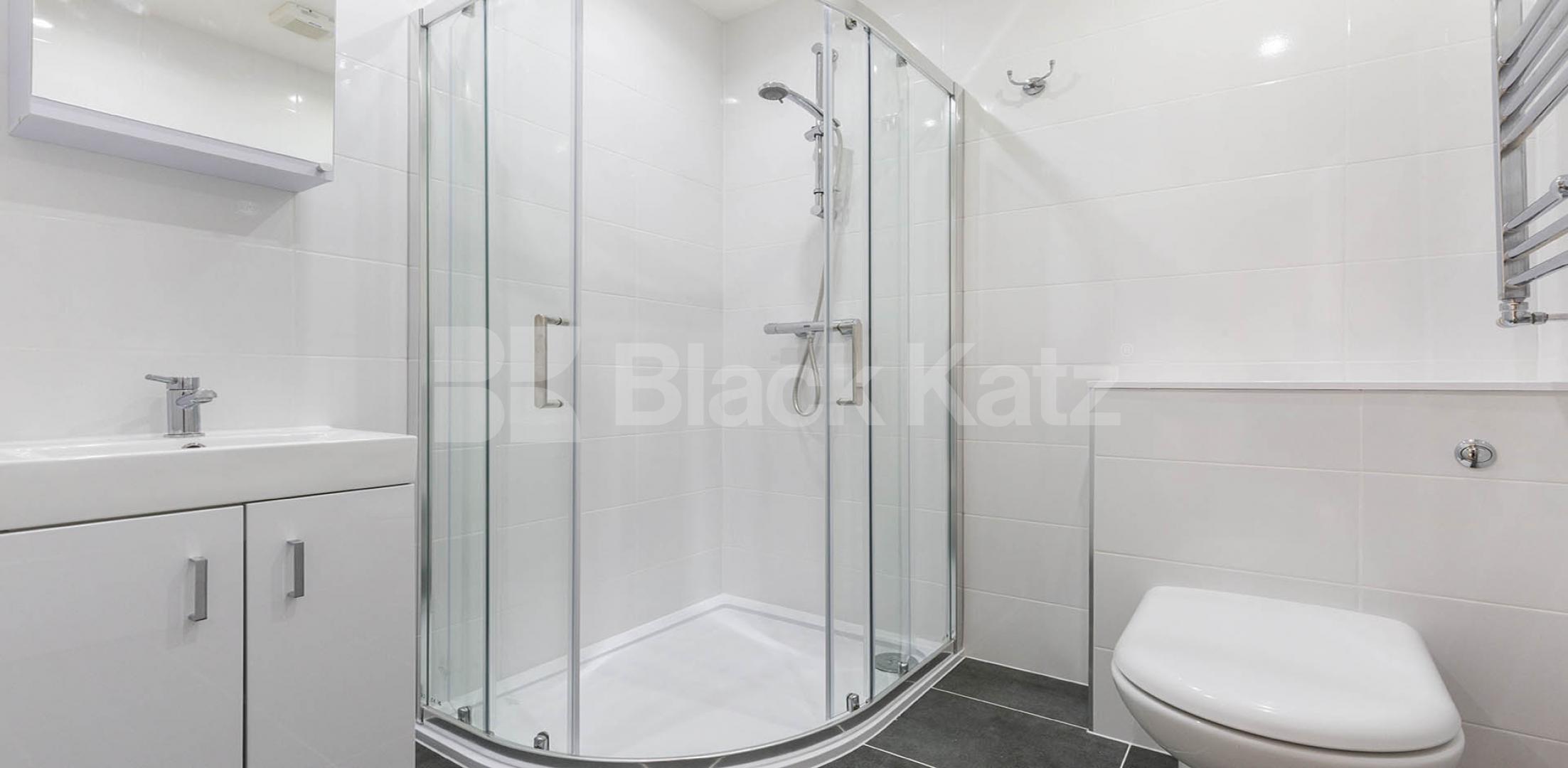 Spacious one bed with garden mins to tube and shops Alexander Road, Archway